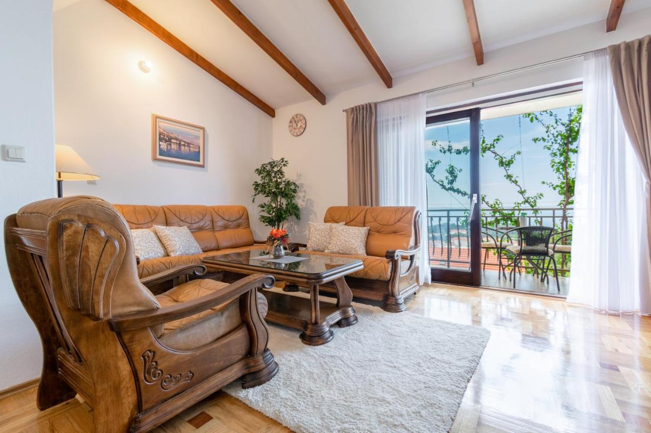 Apartment Iva With Sea View มาคาร์สกา ภายนอก รูปภาพ